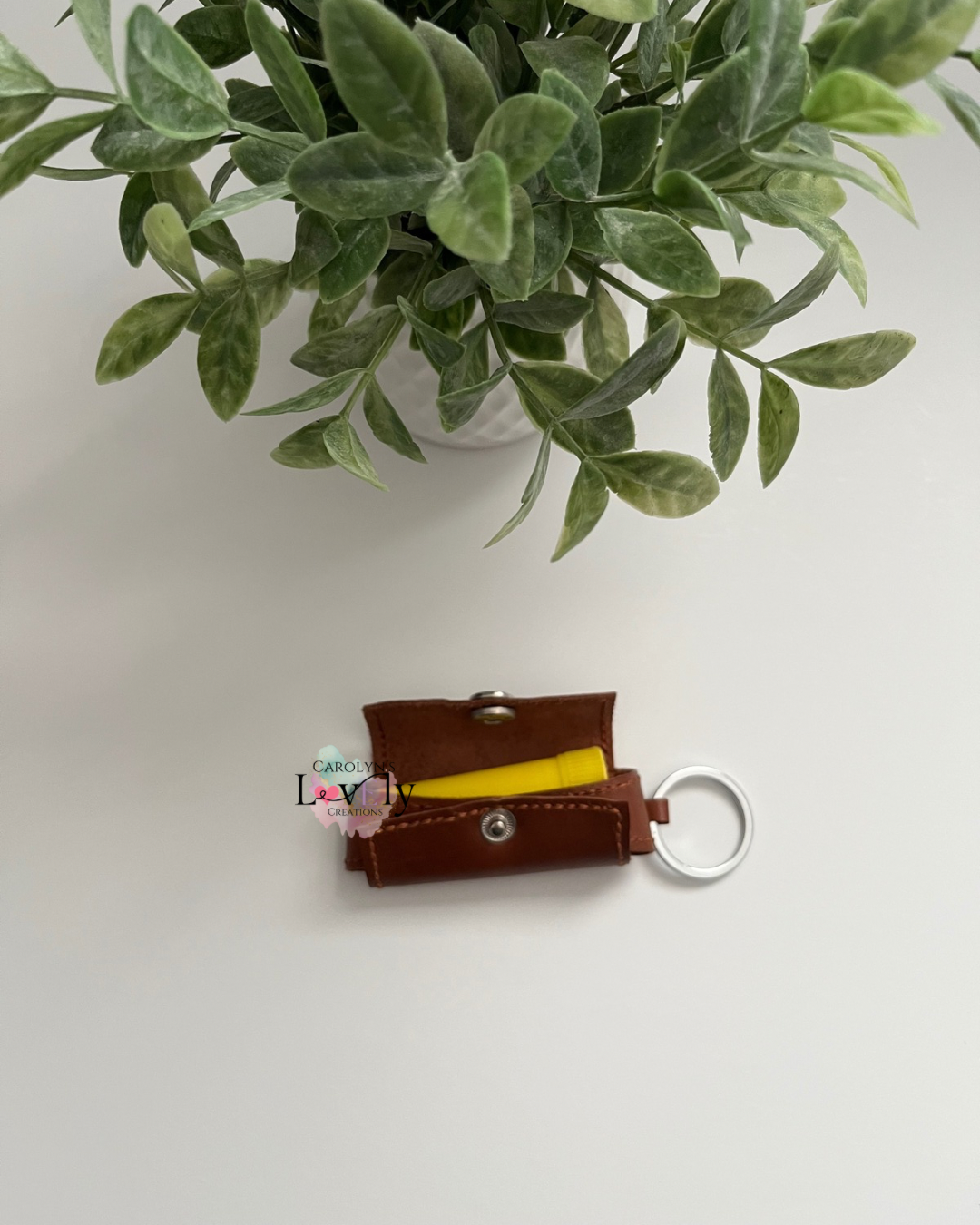 Brown Leather Lip Balm, Inhaler, or Chapstick Holder Keychain | Llavero de Cuero Marrón para Bálsamo Labial, Inhalador y Chapstick