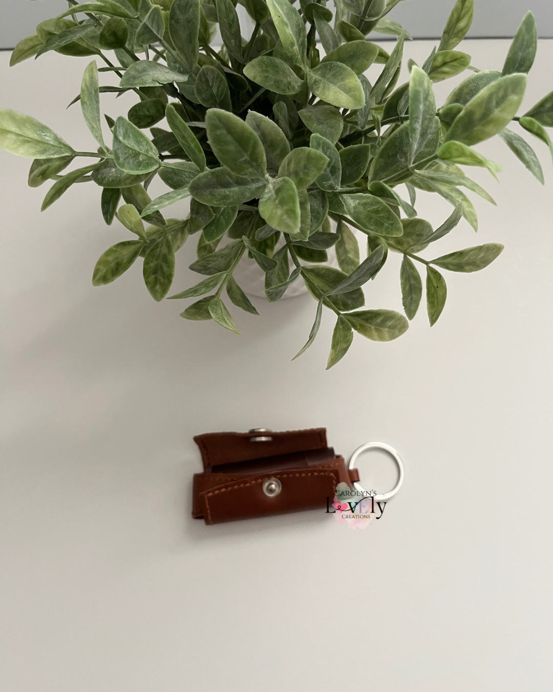 Brown Leather Lip Balm, Inhaler, or Chapstick Holder Keychain | Llavero de Cuero Marrón para Bálsamo Labial, Inhalador y Chapstick