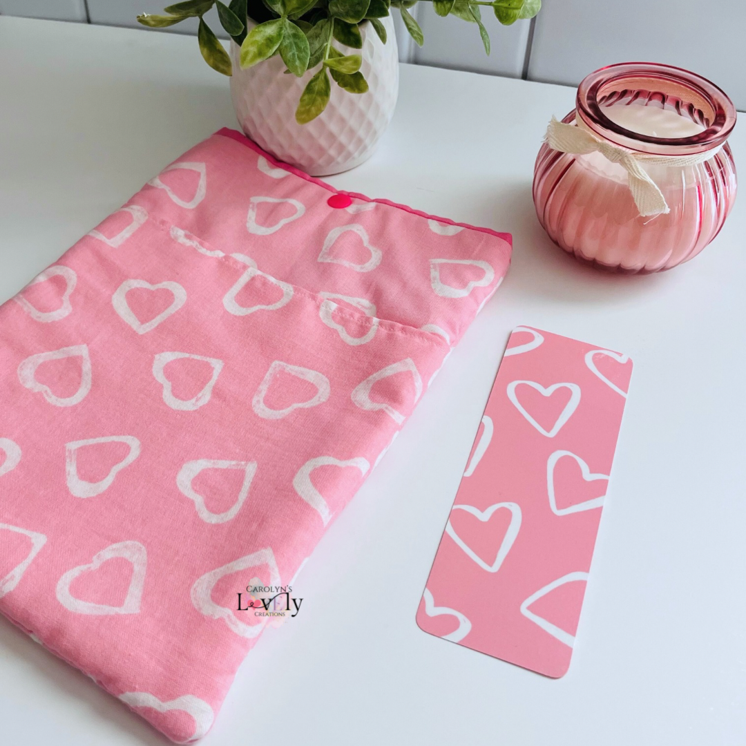 funda de libros con corazones